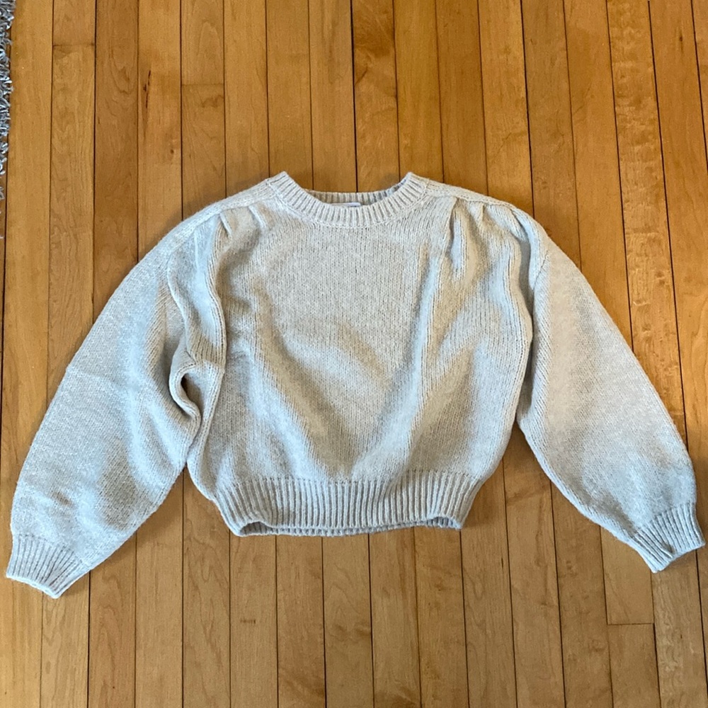 Off-white sweater from Zara. Size M.